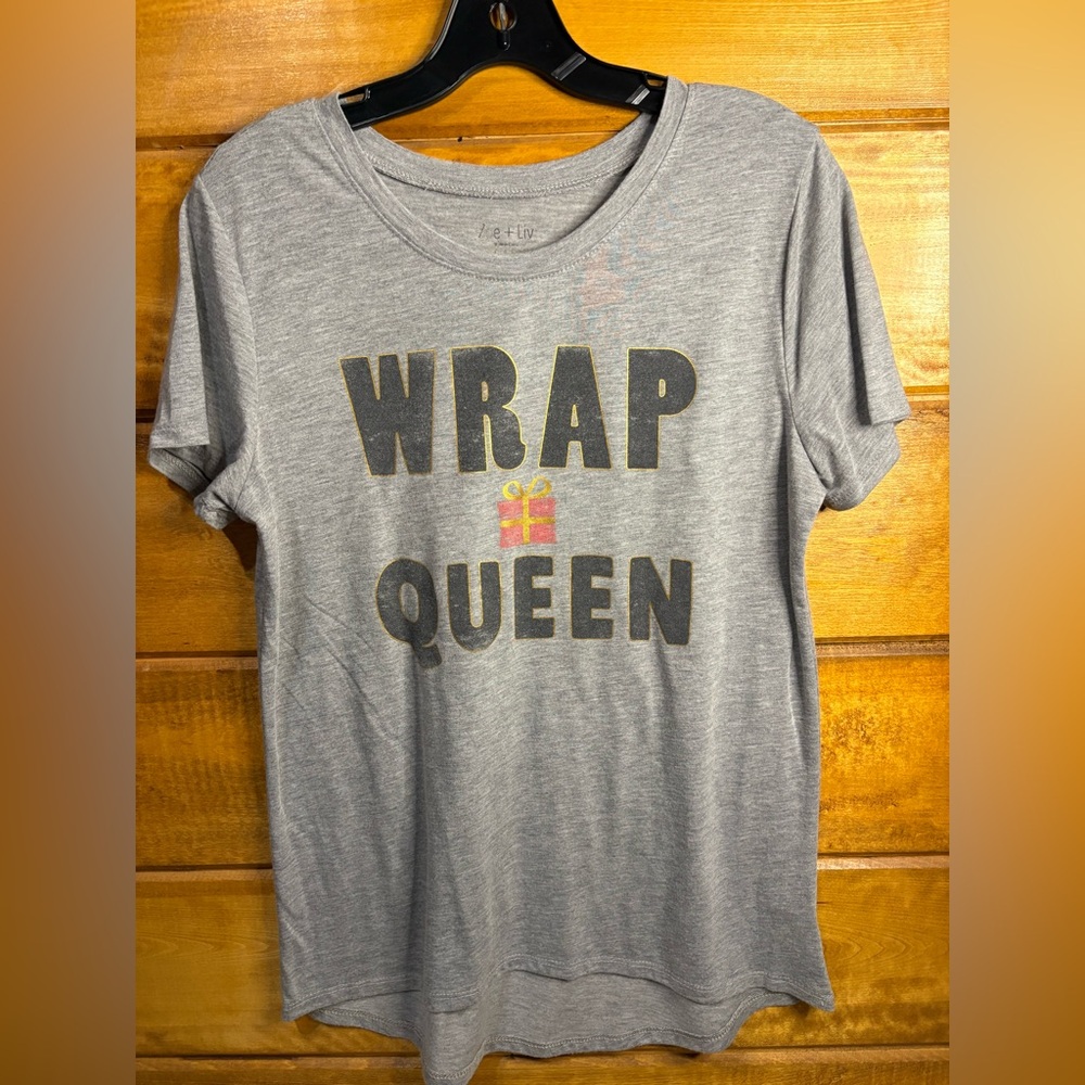 Zoe + Liv Gray Wrap Queen Christmas Tee shirt size medium